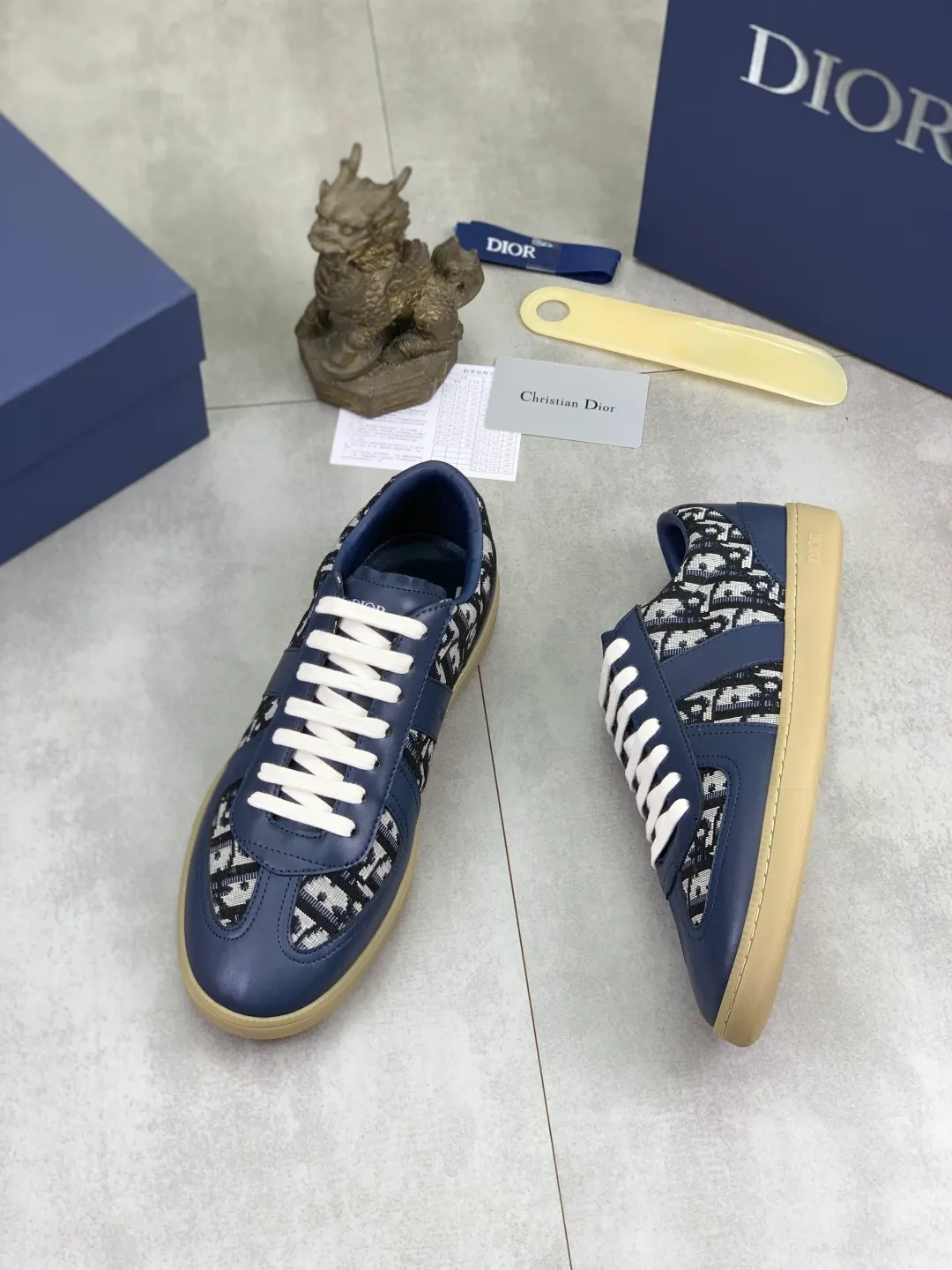 Men's shoes 💰P360 New Dior B01 moral training shoes, white first-layer cowhide, original molded outsole. New to the fall collection, this sneaker marks the return of a Dior classic, reinterpreted in a stylish and elegant silhouette. Crafted from white smooth first-grain cowhide with a tonal silk sheepskin lining, it features the Dior logo on the tongue and inner sides, and a CD icon on the heel. Paired with Tpu anti-slip soles of the same color, it can be matched with various styles to create a sophisticated look.  Code number: 38-44